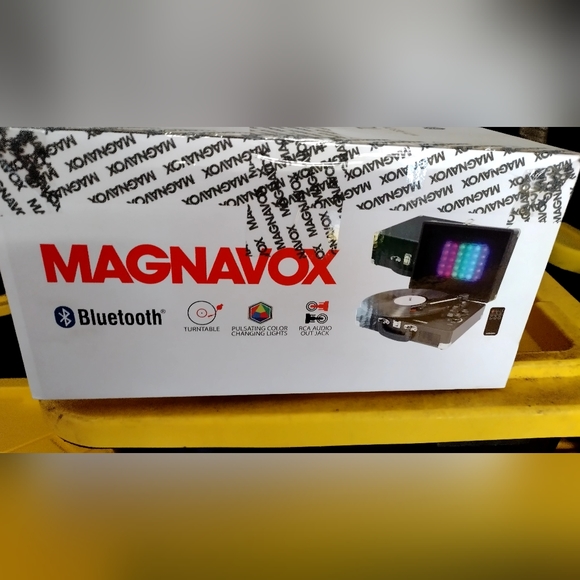 Magnavox stereo suitcase turntable system - Picture 2 of 4